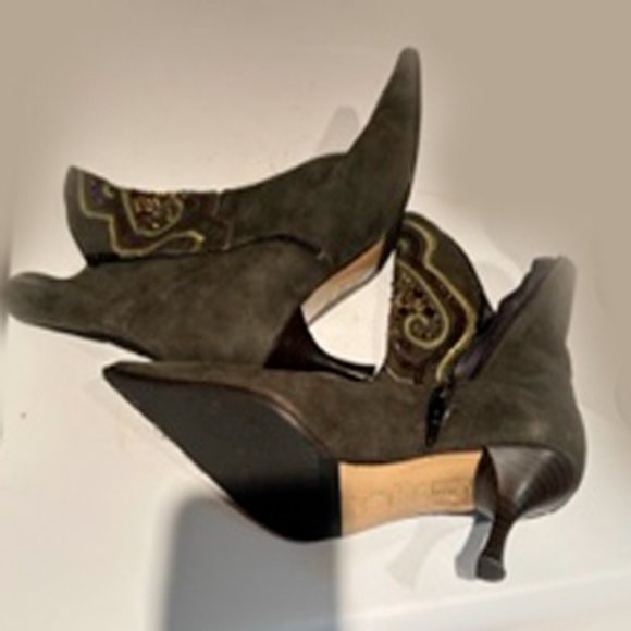 RARE! Moda di Fausto Olive Suede Sequin Heeled Ankle Boots. Size 37.5 (US 7.5) - Picture 5 of 12